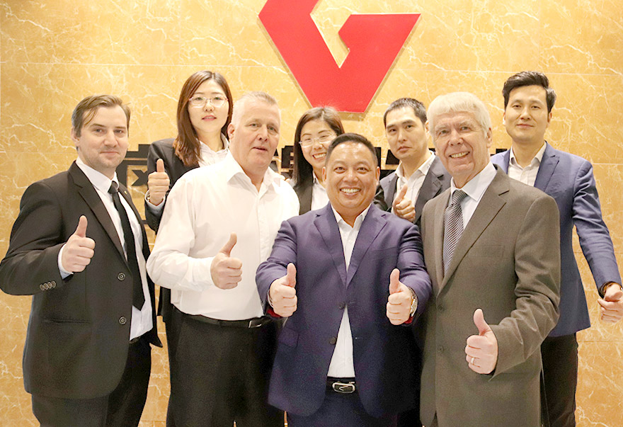 与国外客户合影