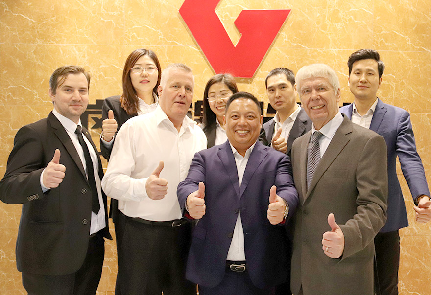 与国外客户合影 与国外客户合影