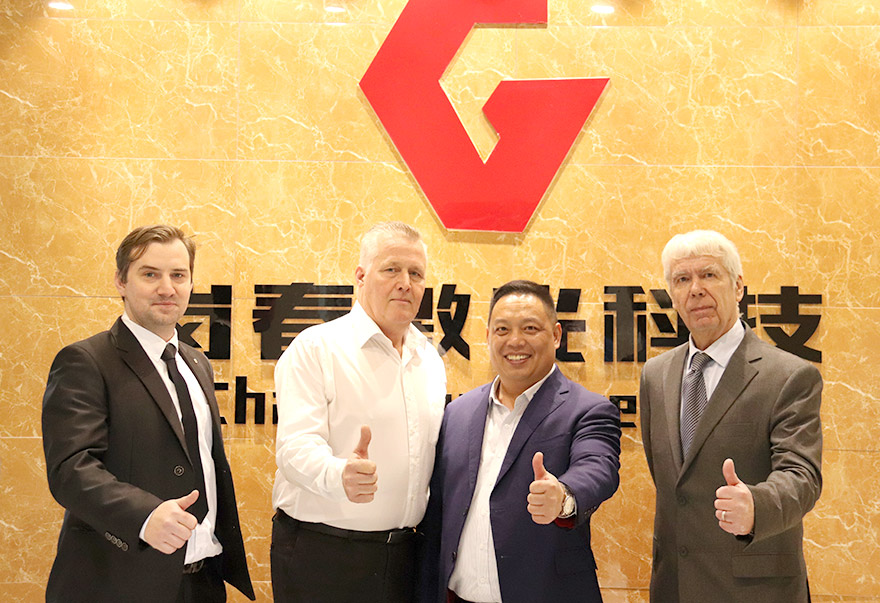 与国外客户合影 与国外客户合影