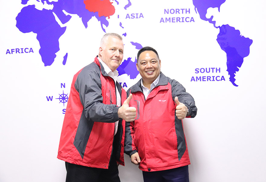 与国外研发工程师合影 与国外研发工程师合影